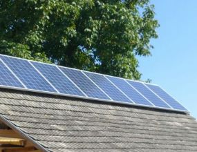 2 kWp teljesítményű napelemes rendszer a ház melléképületén